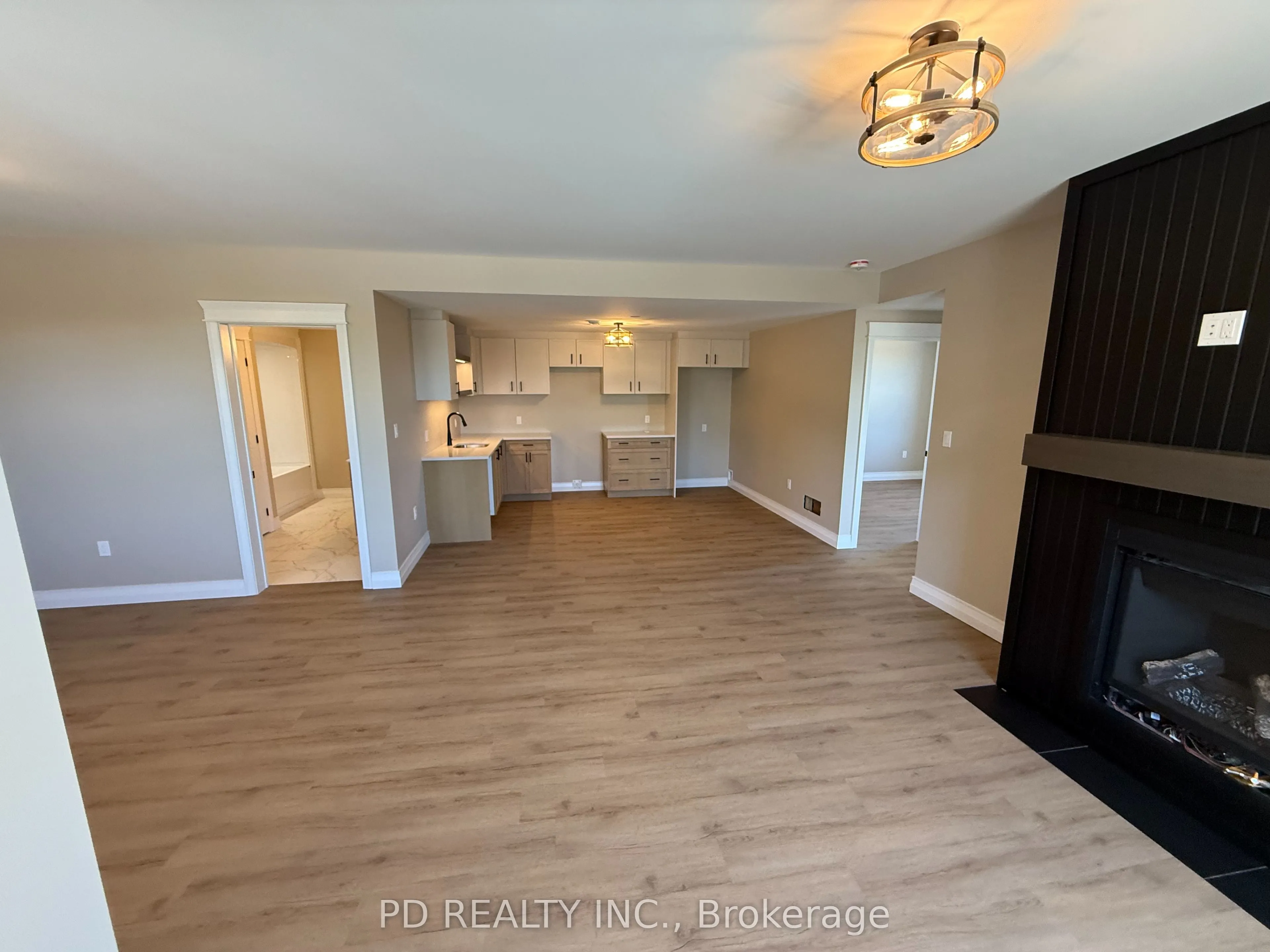 2467 Queen Mary Street