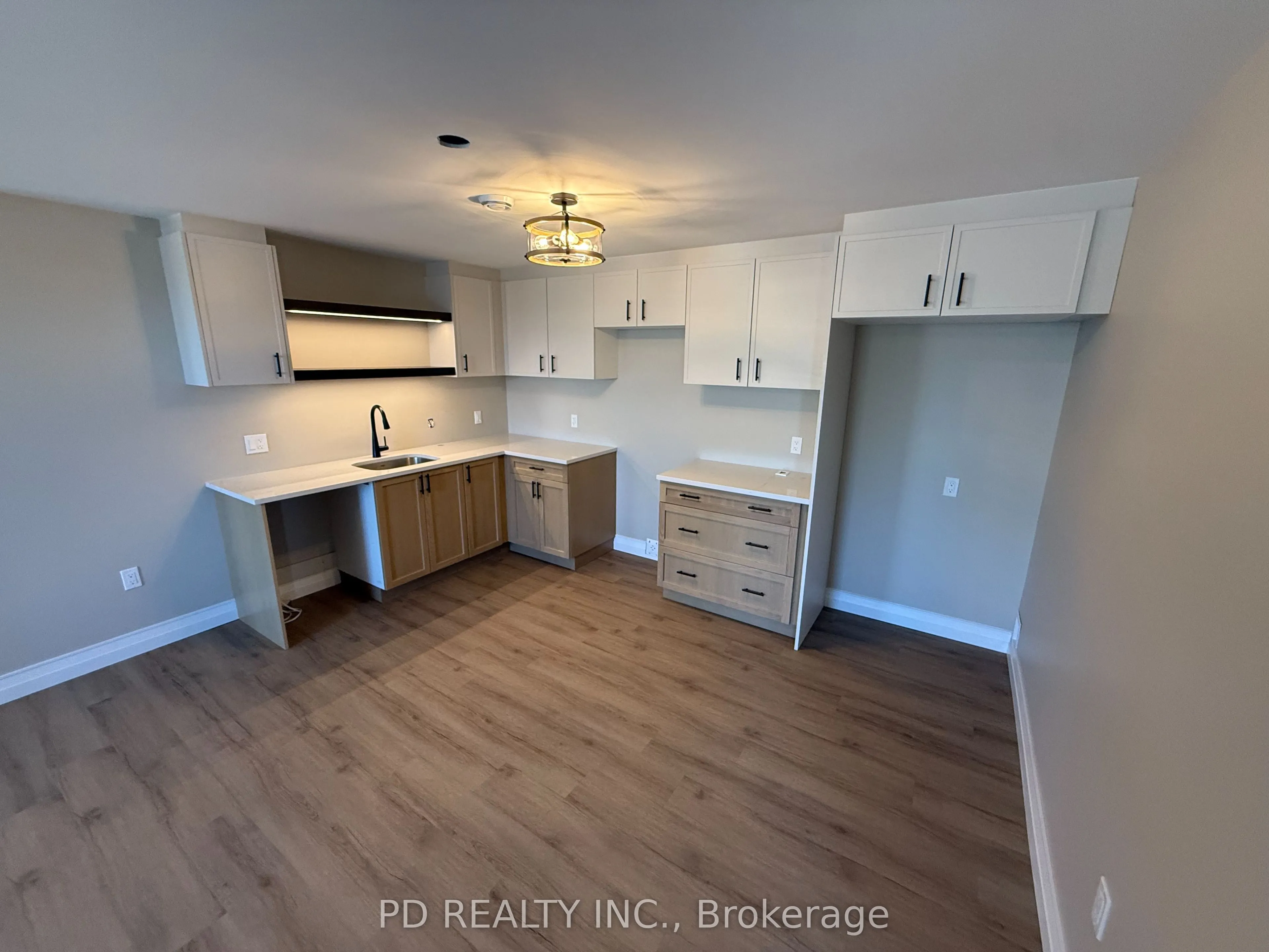 2467 Queen Mary Street