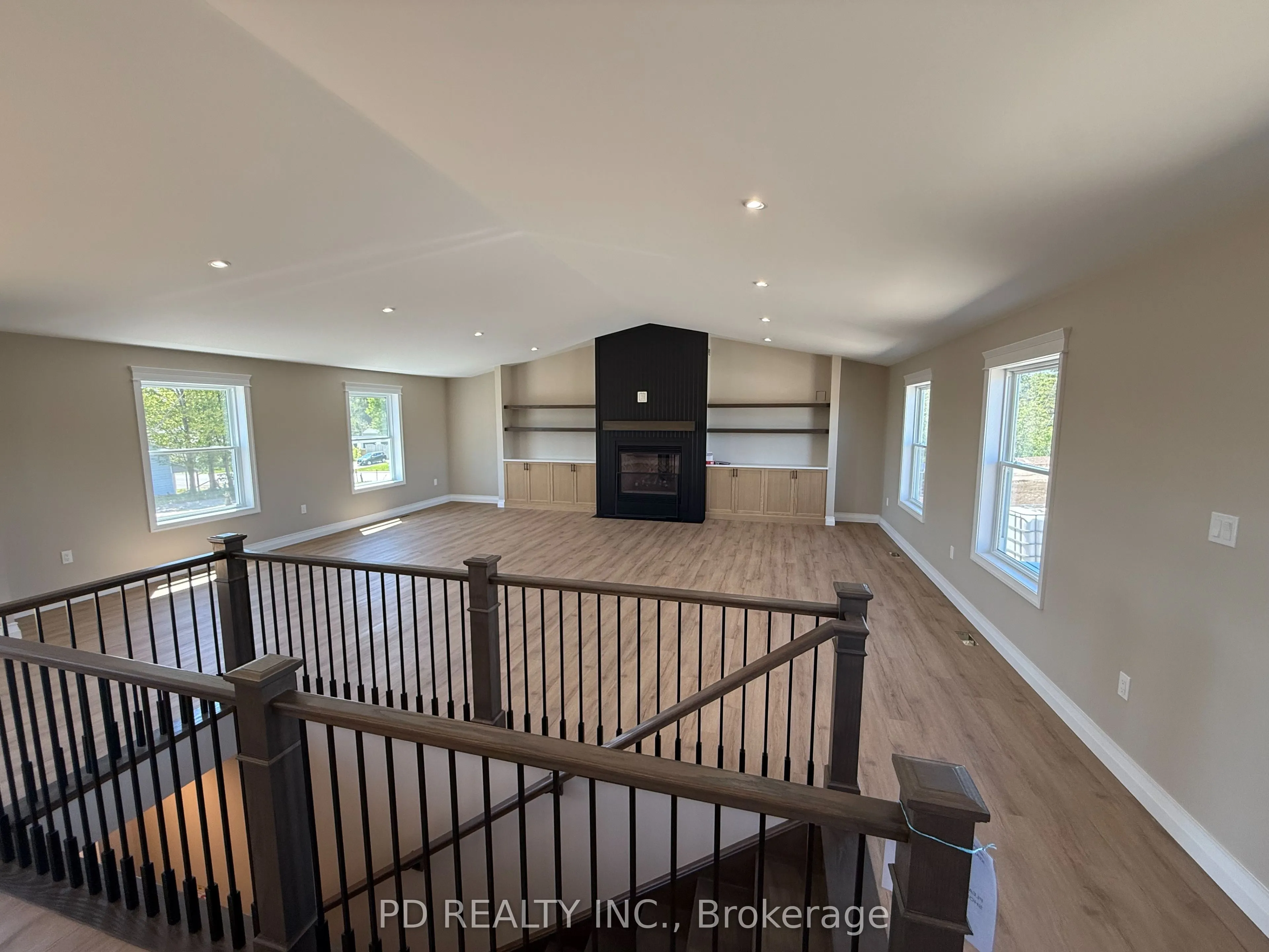 2467 Queen Mary Street