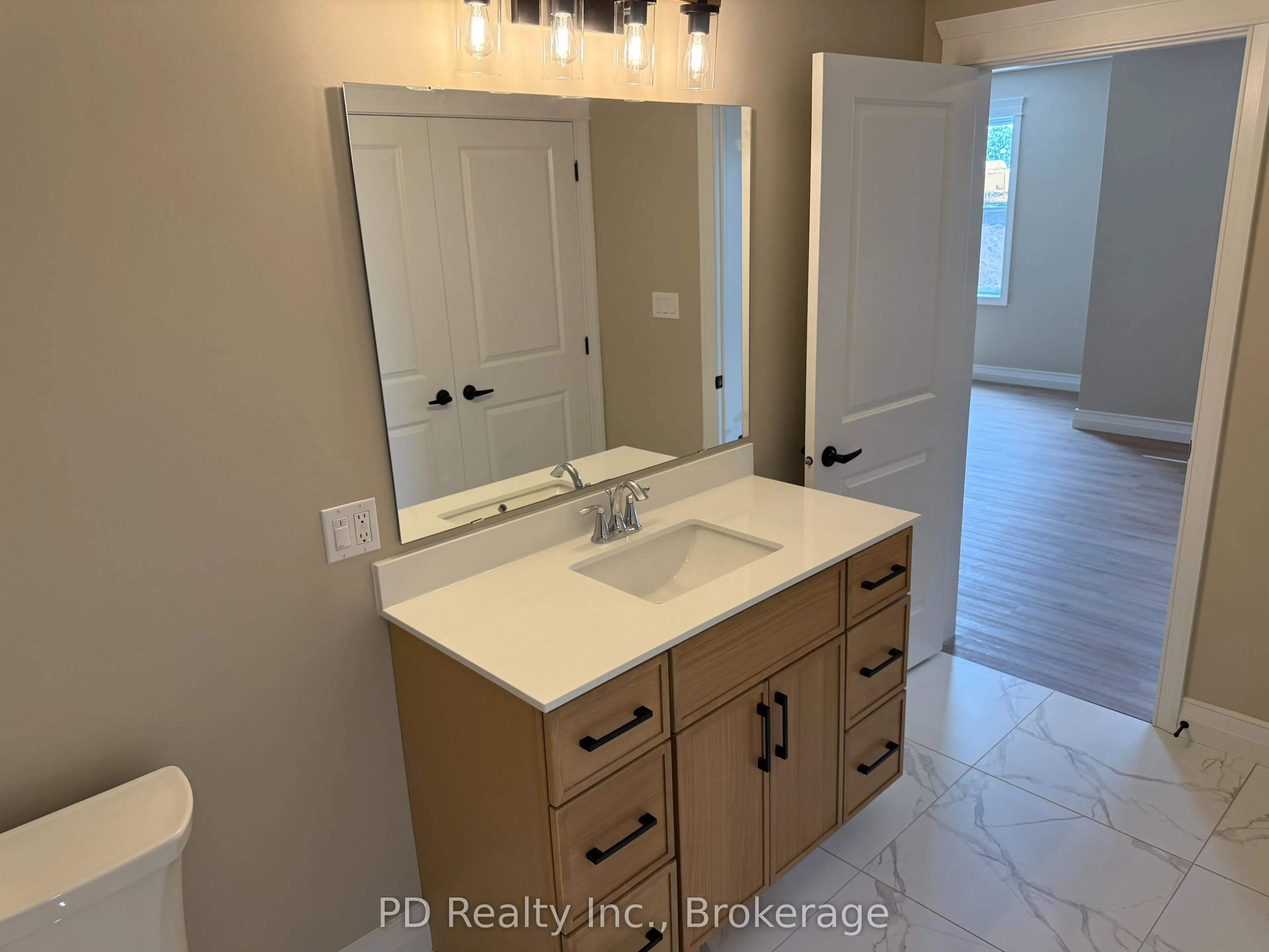 2467 Queen Mary Street