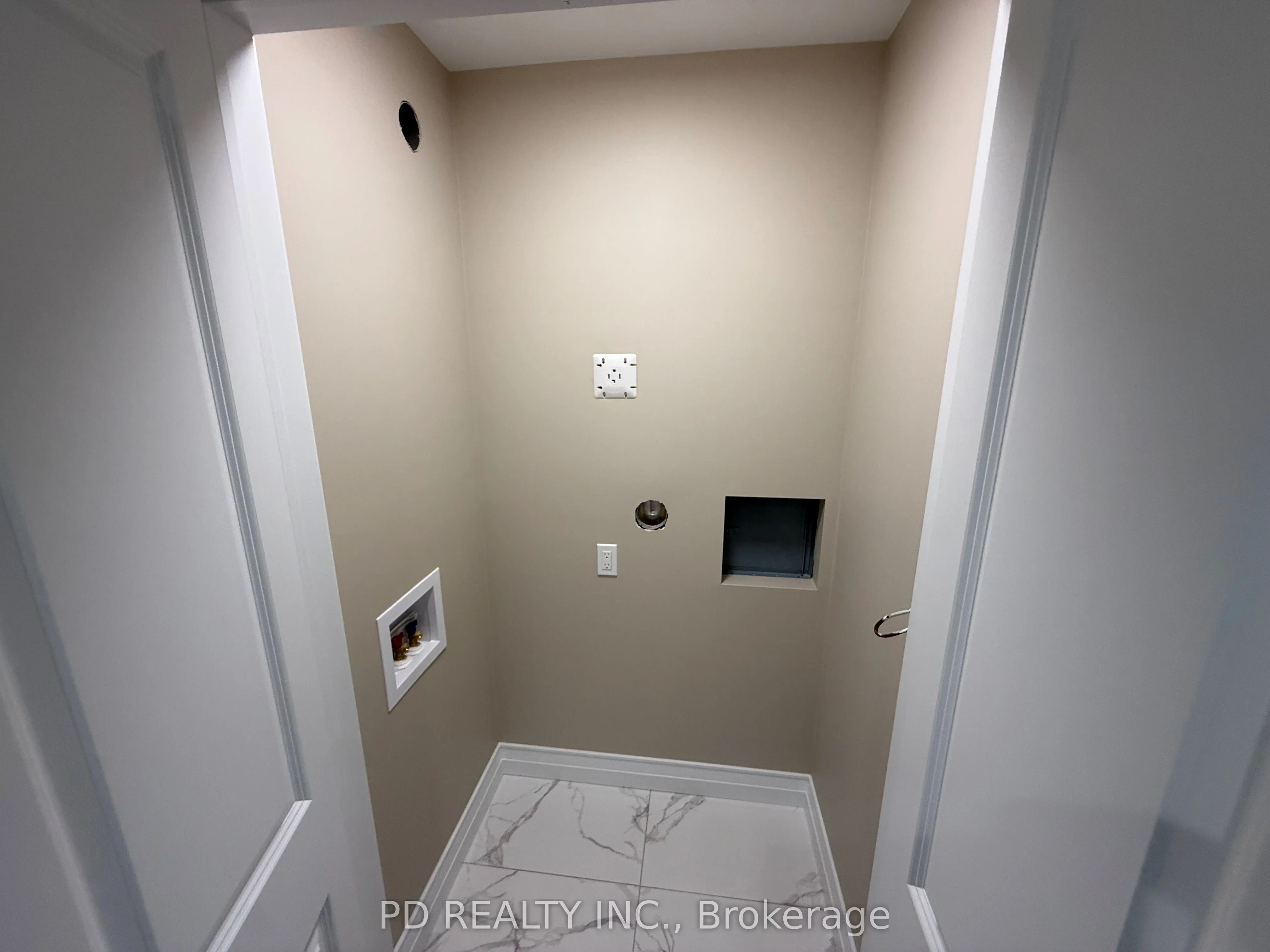 2467 Queen Mary Street