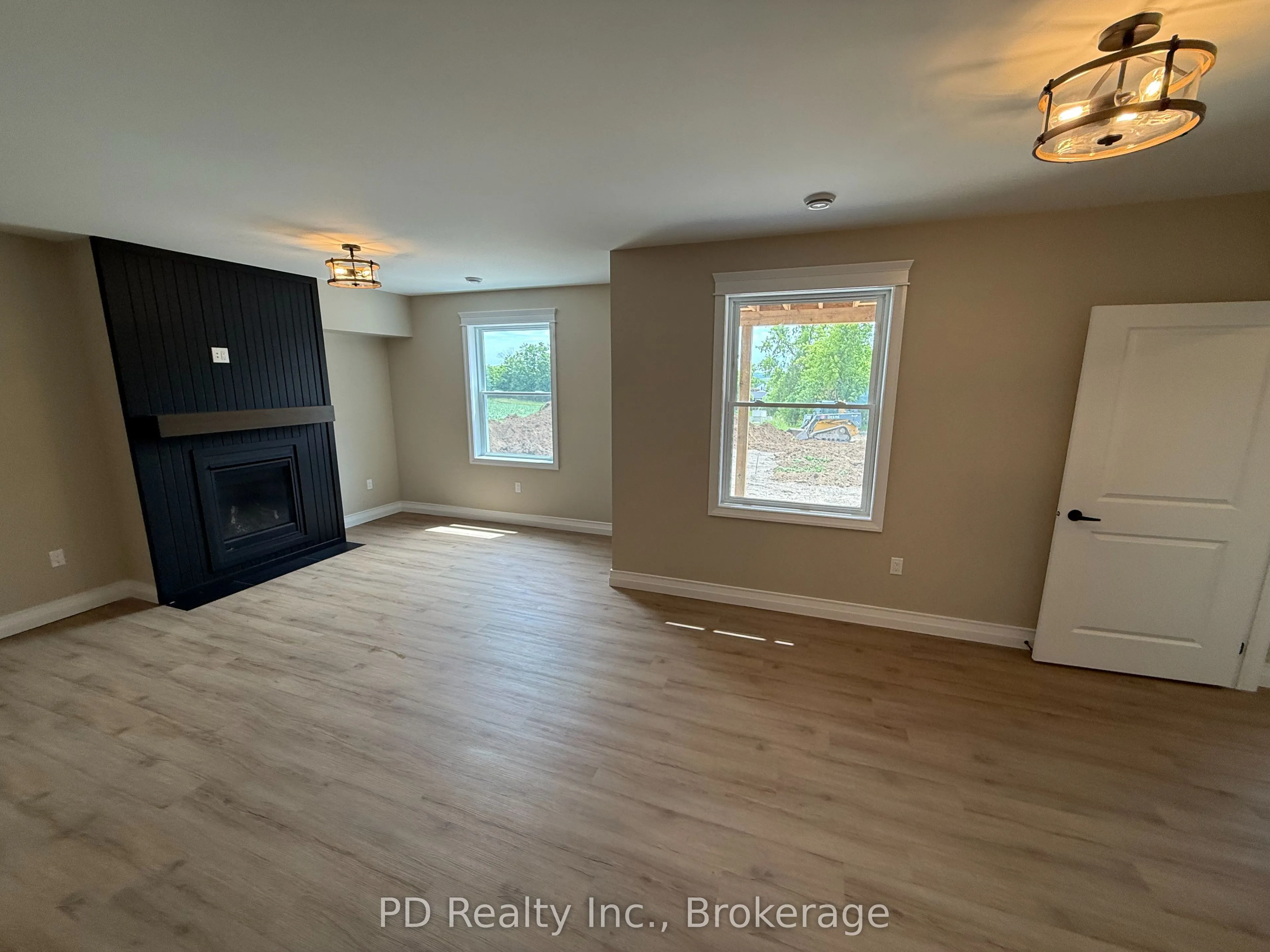 2467 Queen Mary Street