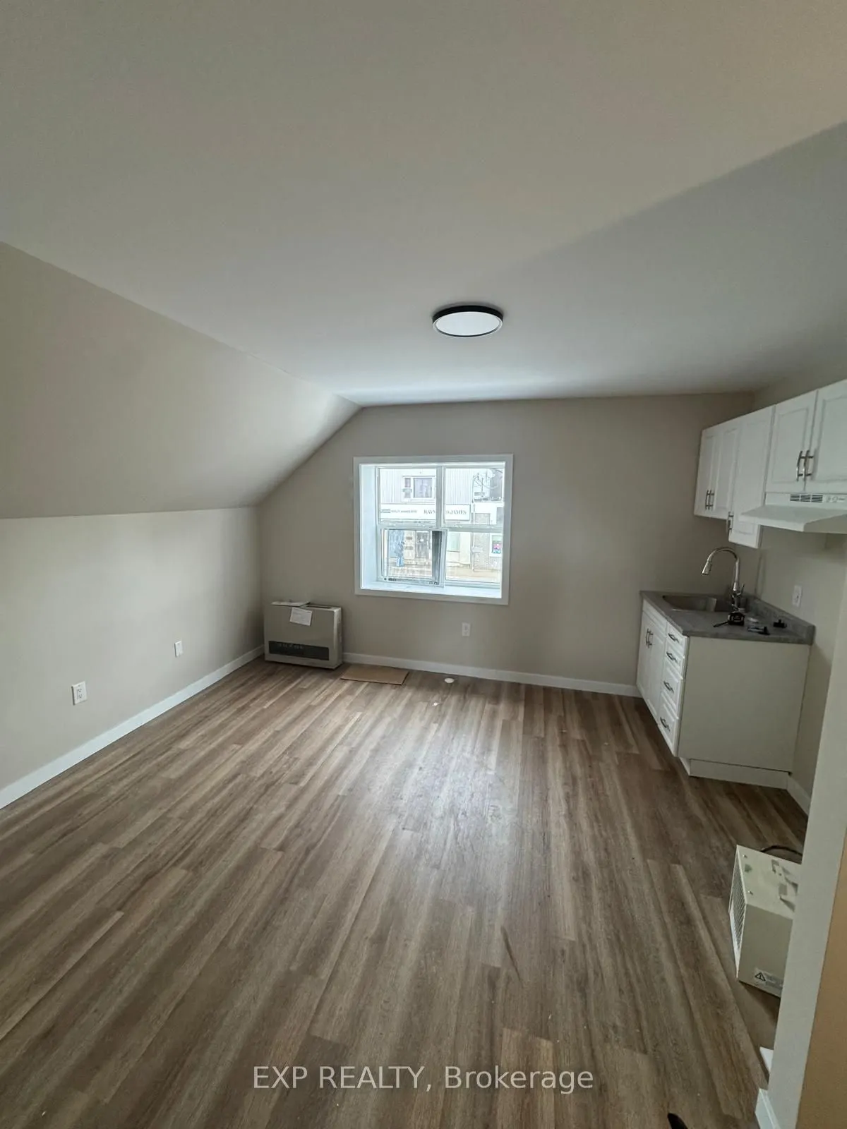 439 Main Street E