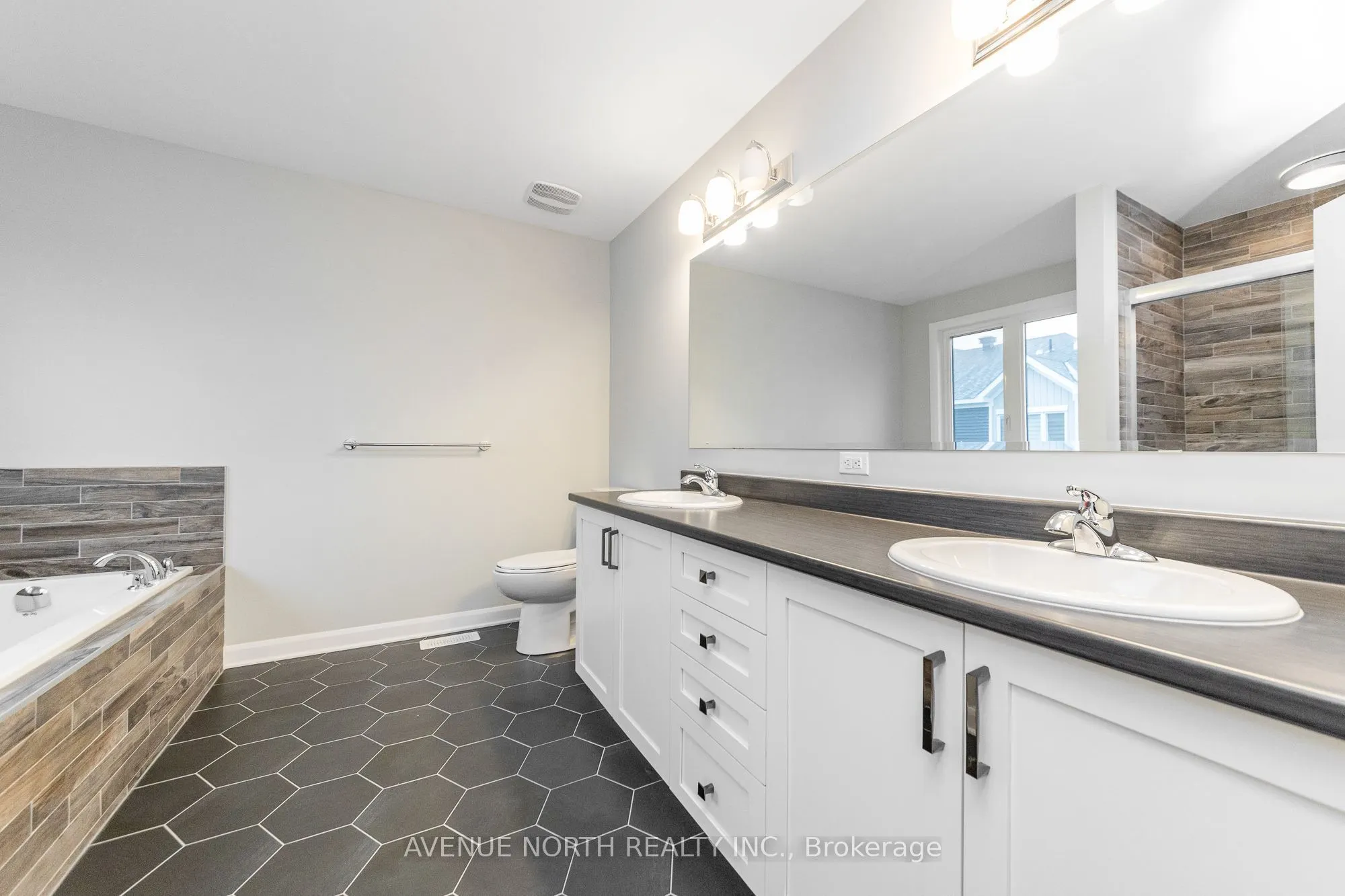 246 AQUARIUM Avenue