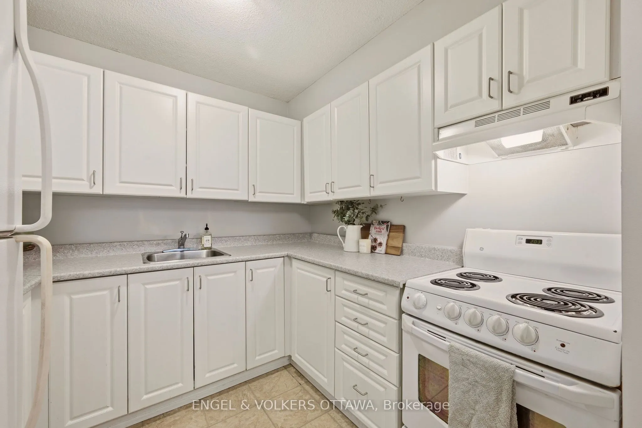 475 Laurier Avenue W #606