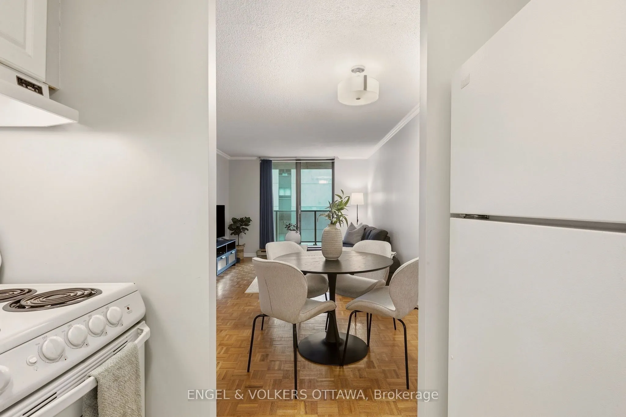 475 Laurier Avenue W #606