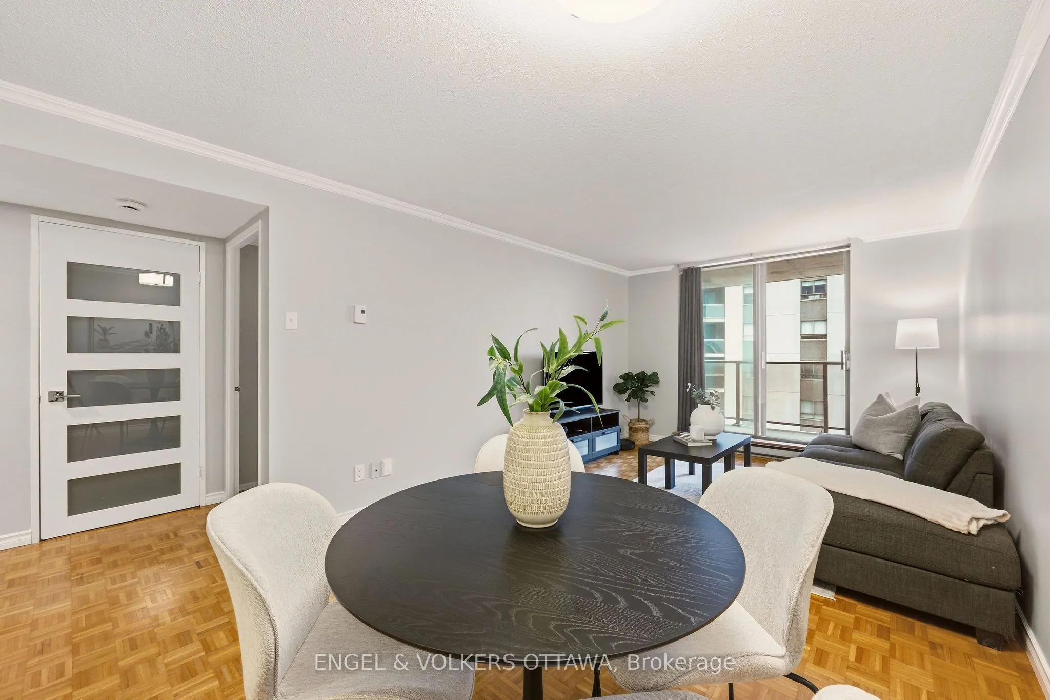 475 Laurier Avenue W #606