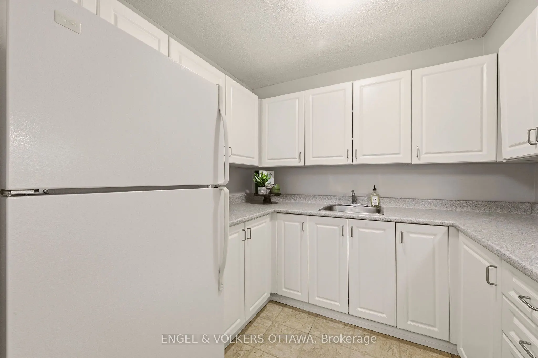 475 Laurier Avenue W #606
