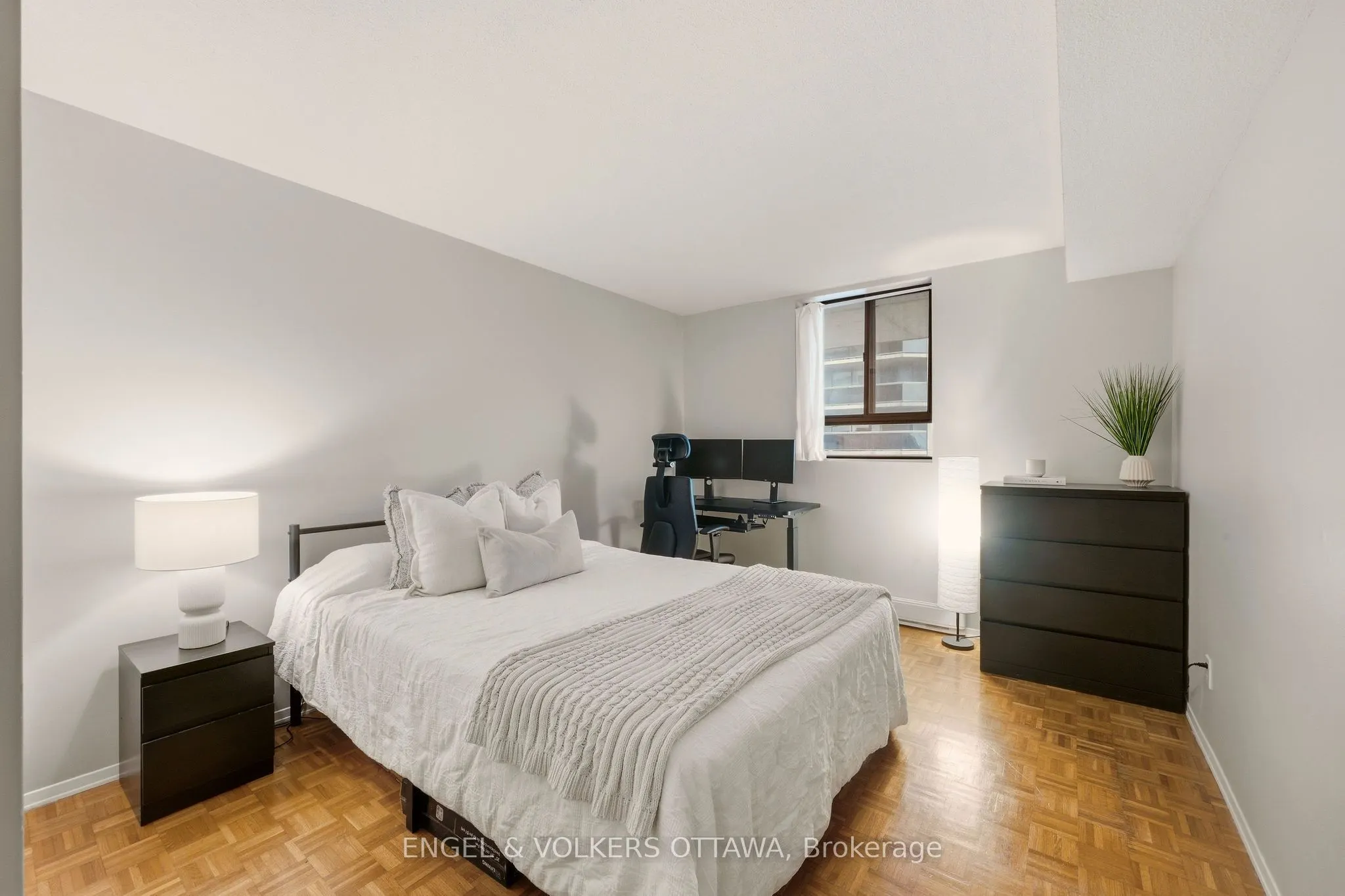 475 Laurier Avenue W #606