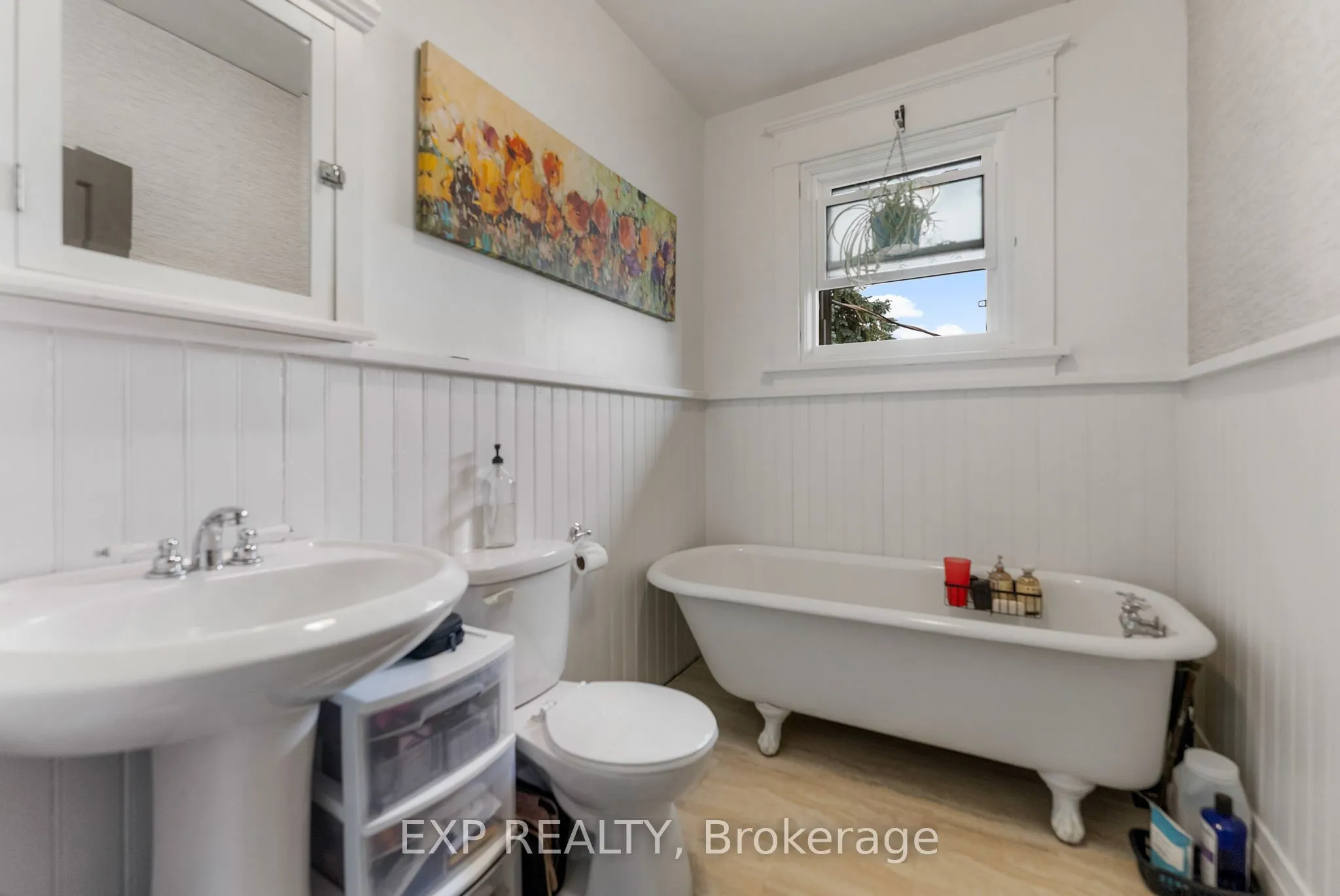 48 Hall Avenue E