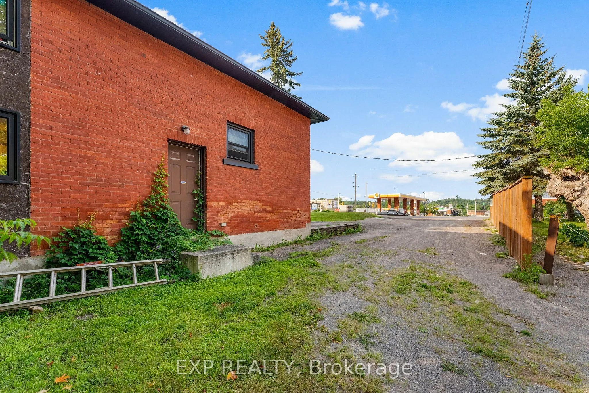 48 Hall Avenue E