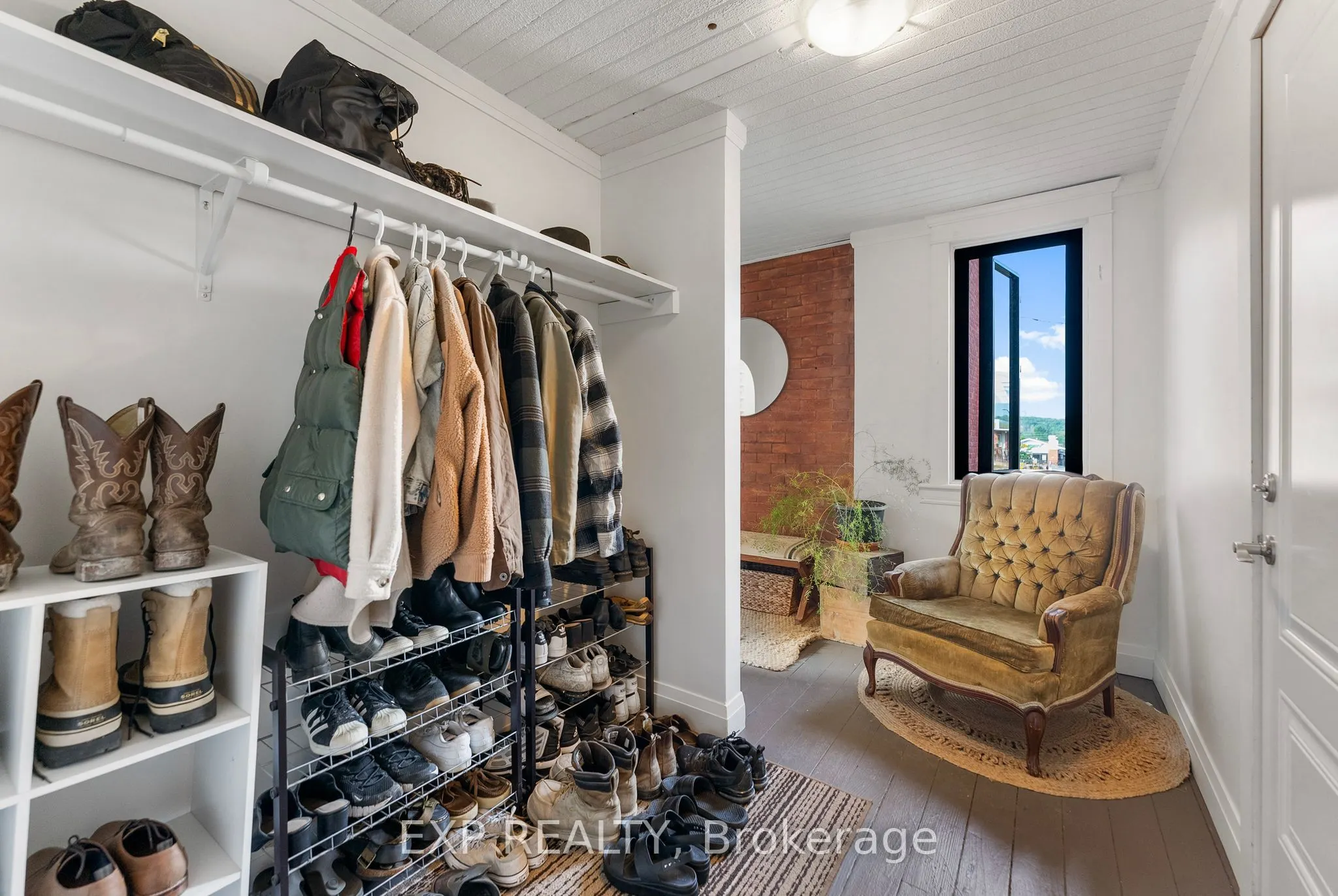 48 Hall Avenue E