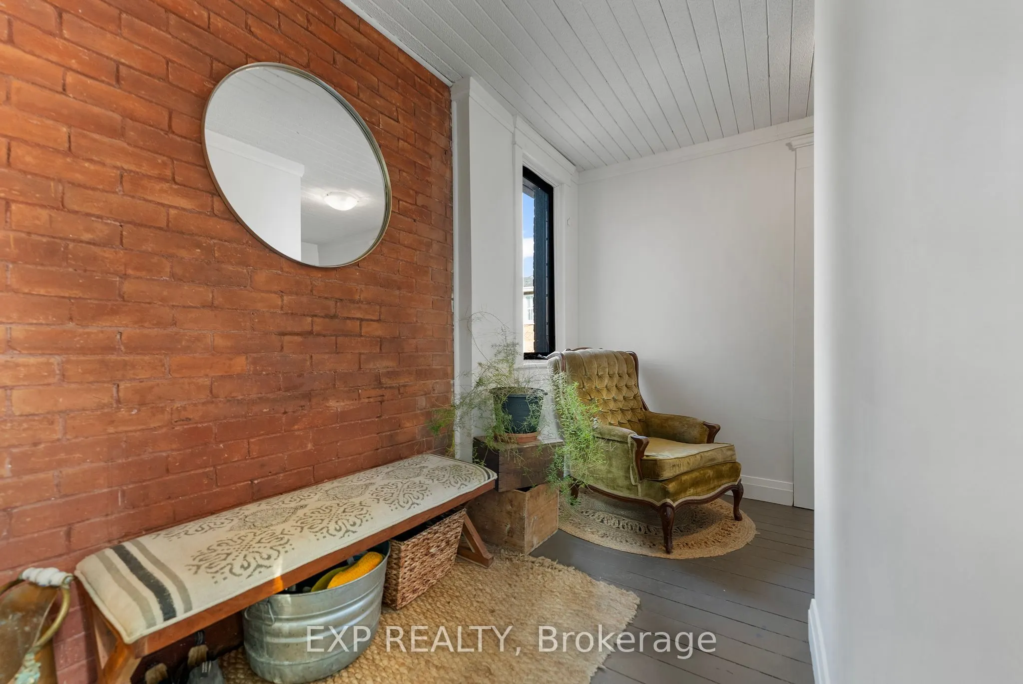 48 Hall Avenue E