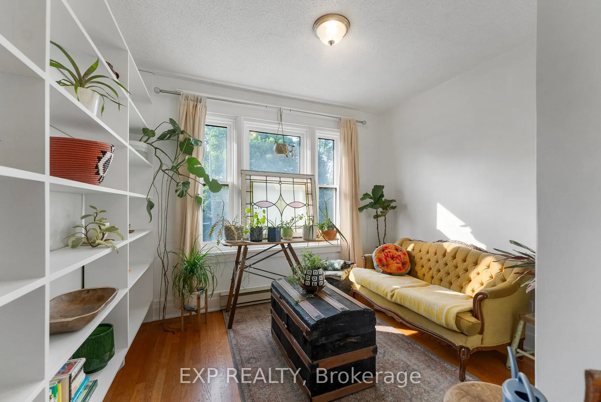 48 Hall Avenue E