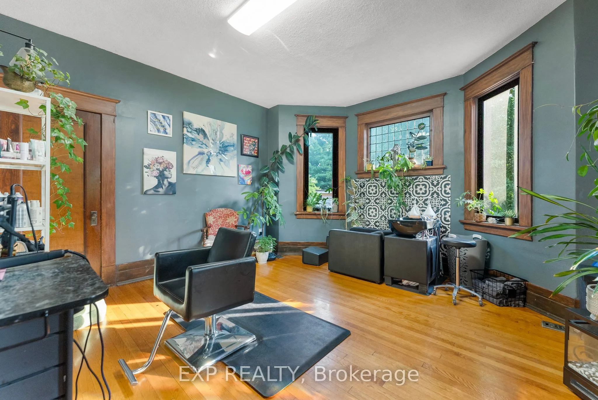 48 Hall Avenue E