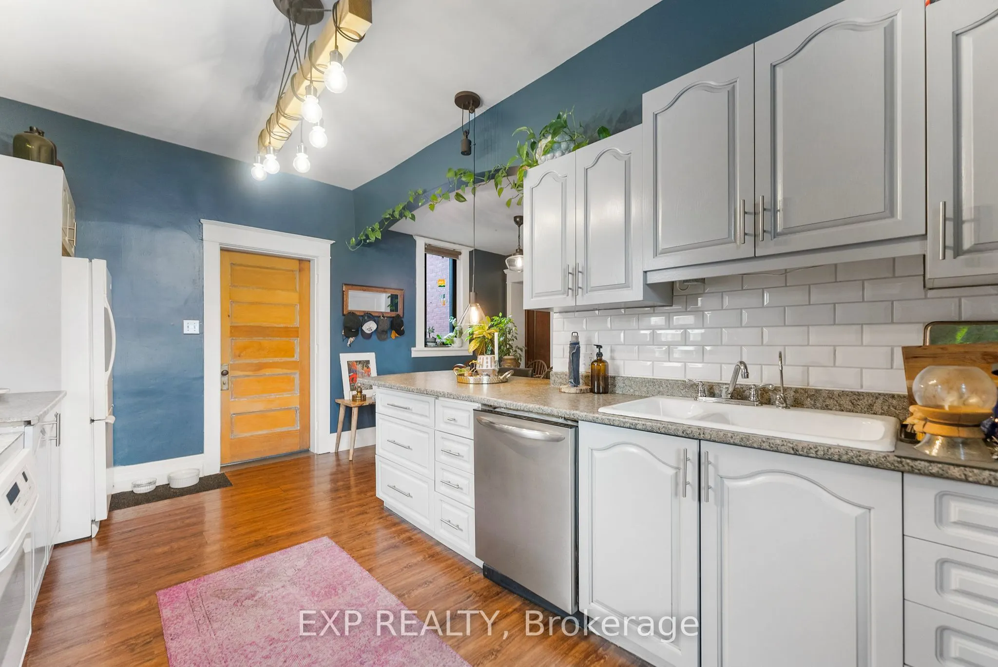 48 Hall Avenue E