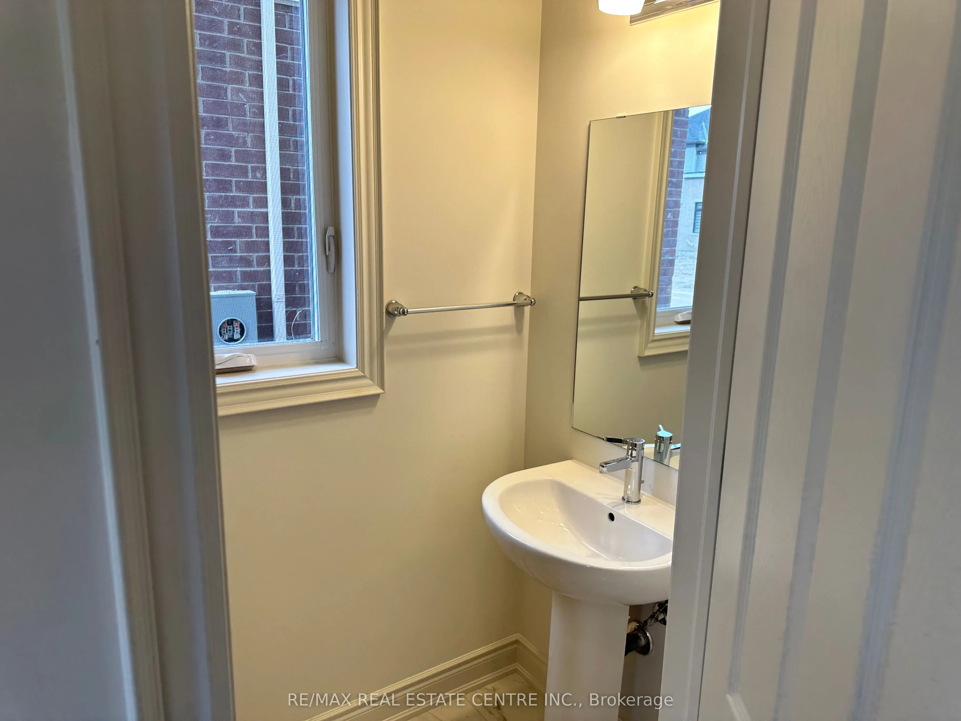 214 Elliot Avenue W
