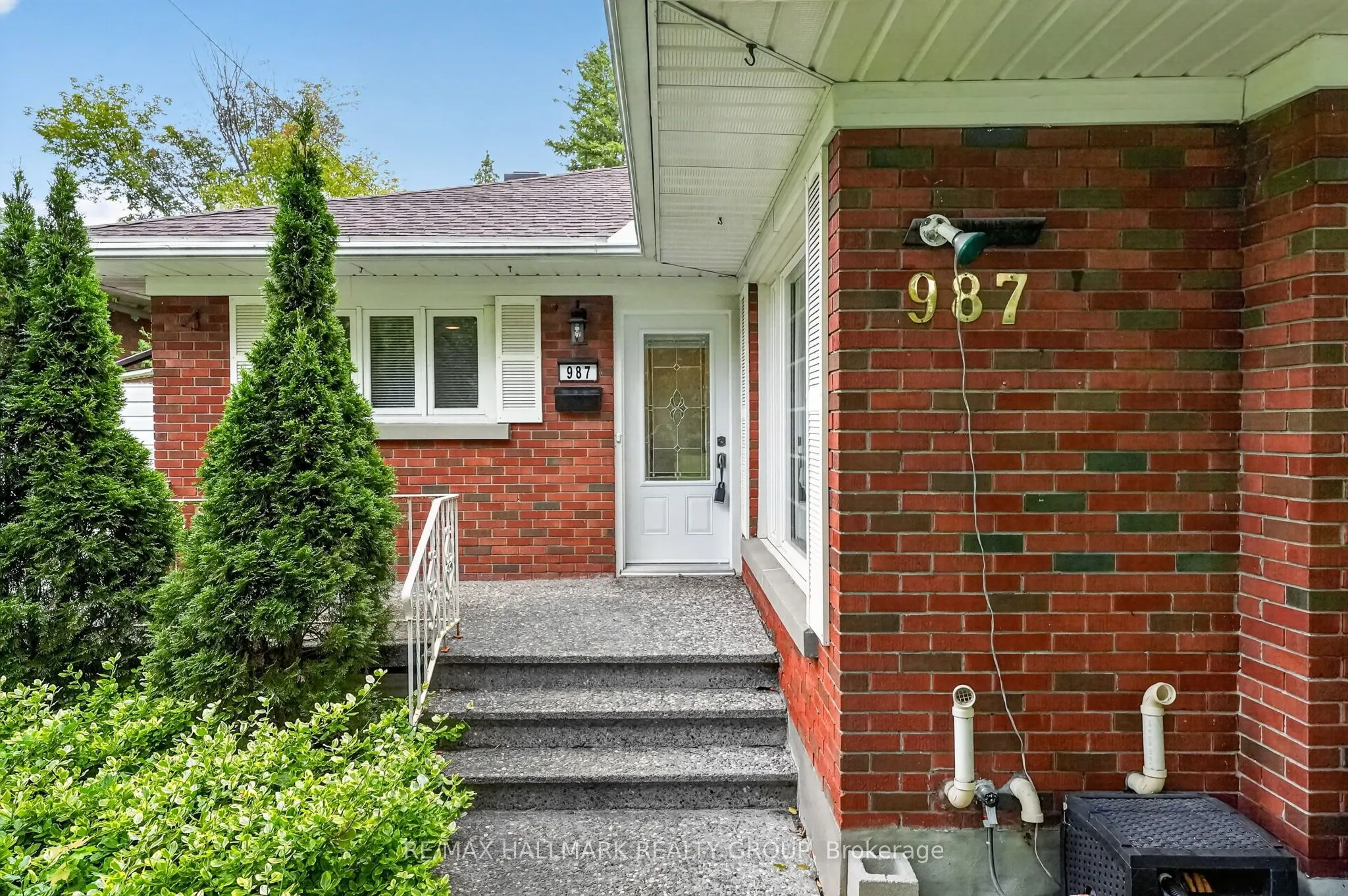 987 Neville Street