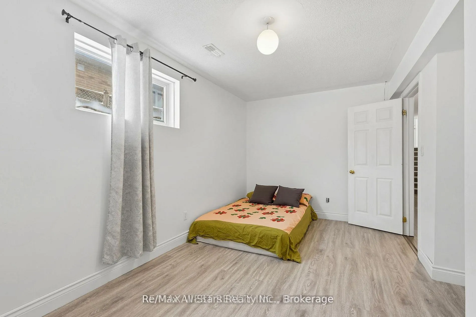 20 Eakins Crescent