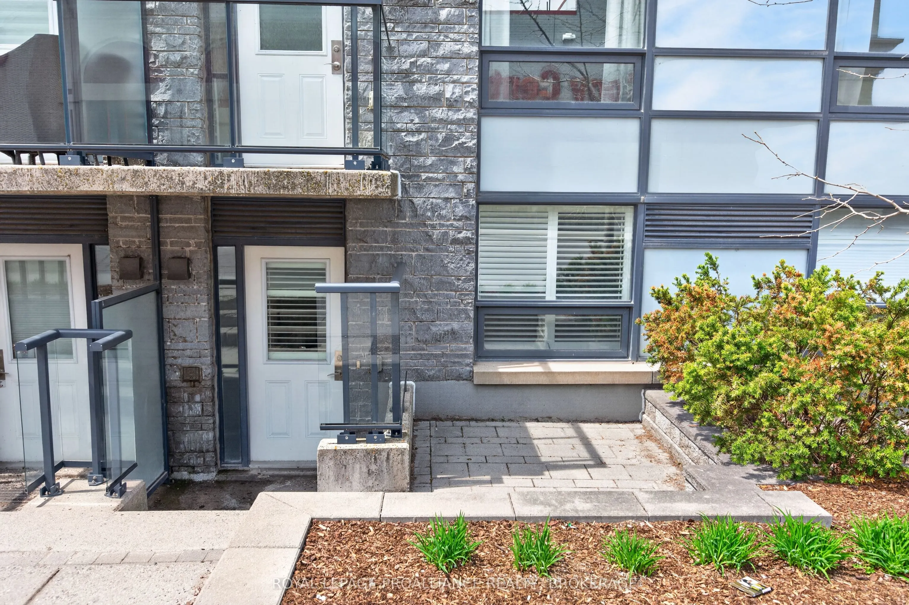 121 Queen Street #A2