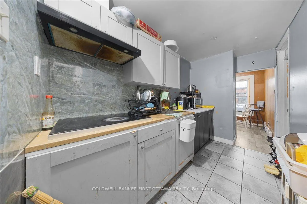 827 SOMERSET Street W