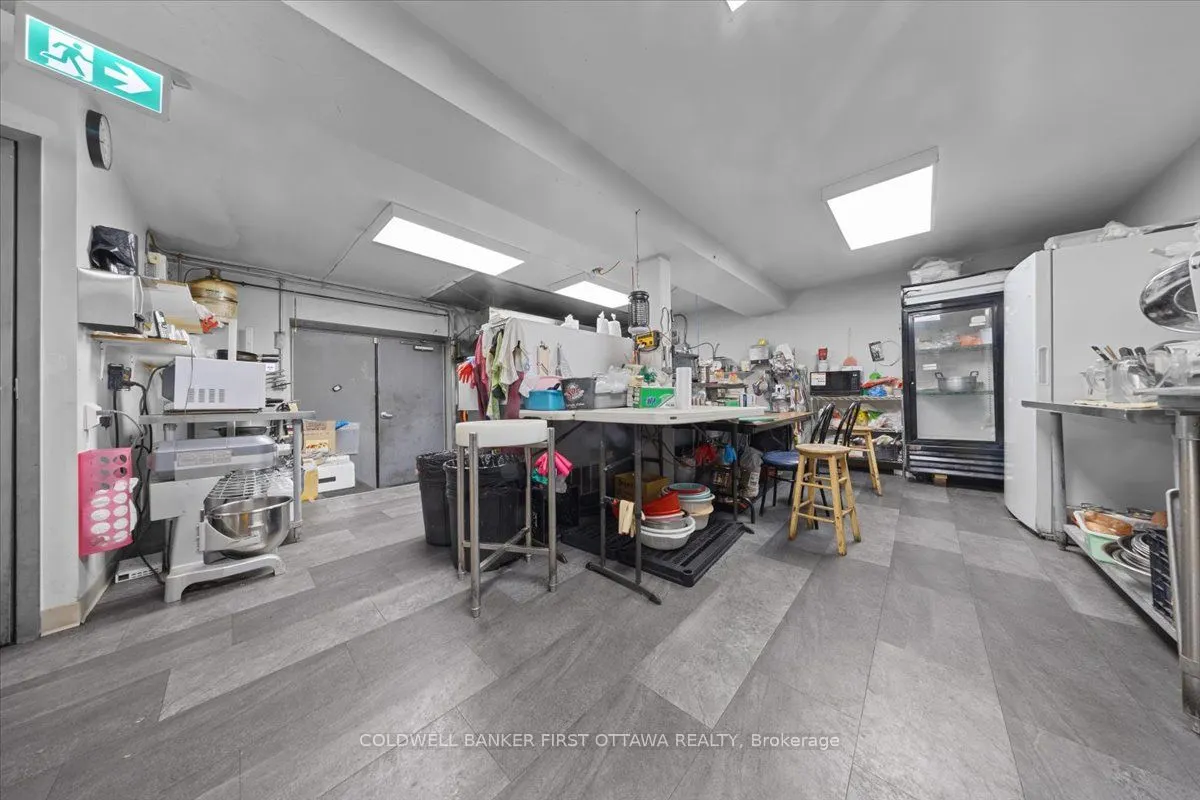 827 SOMERSET Street W