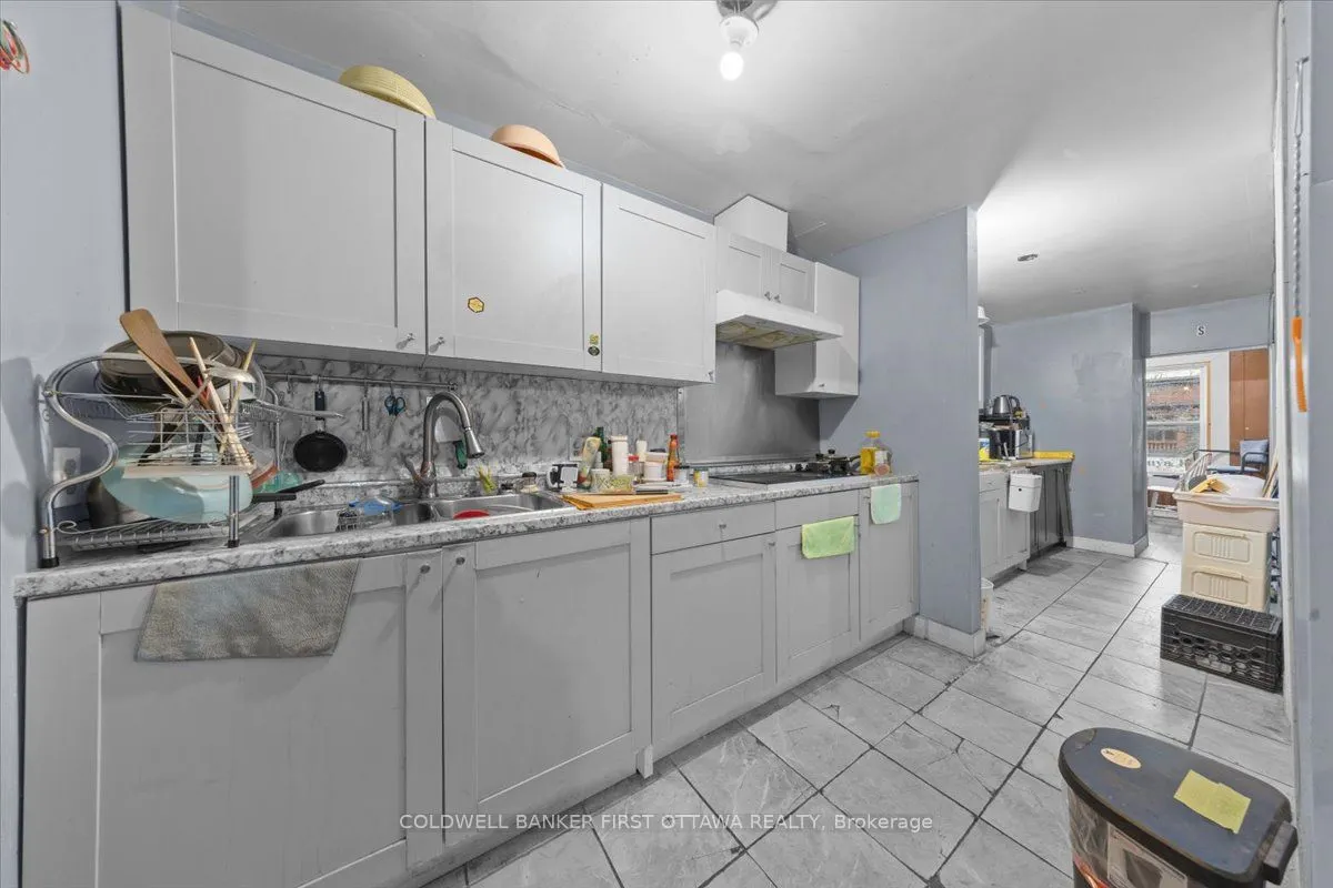 827 SOMERSET Street W