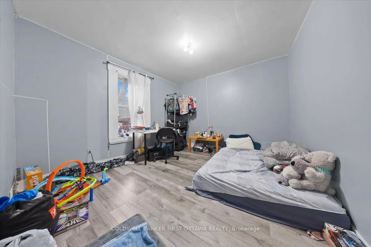 827 SOMERSET Street W