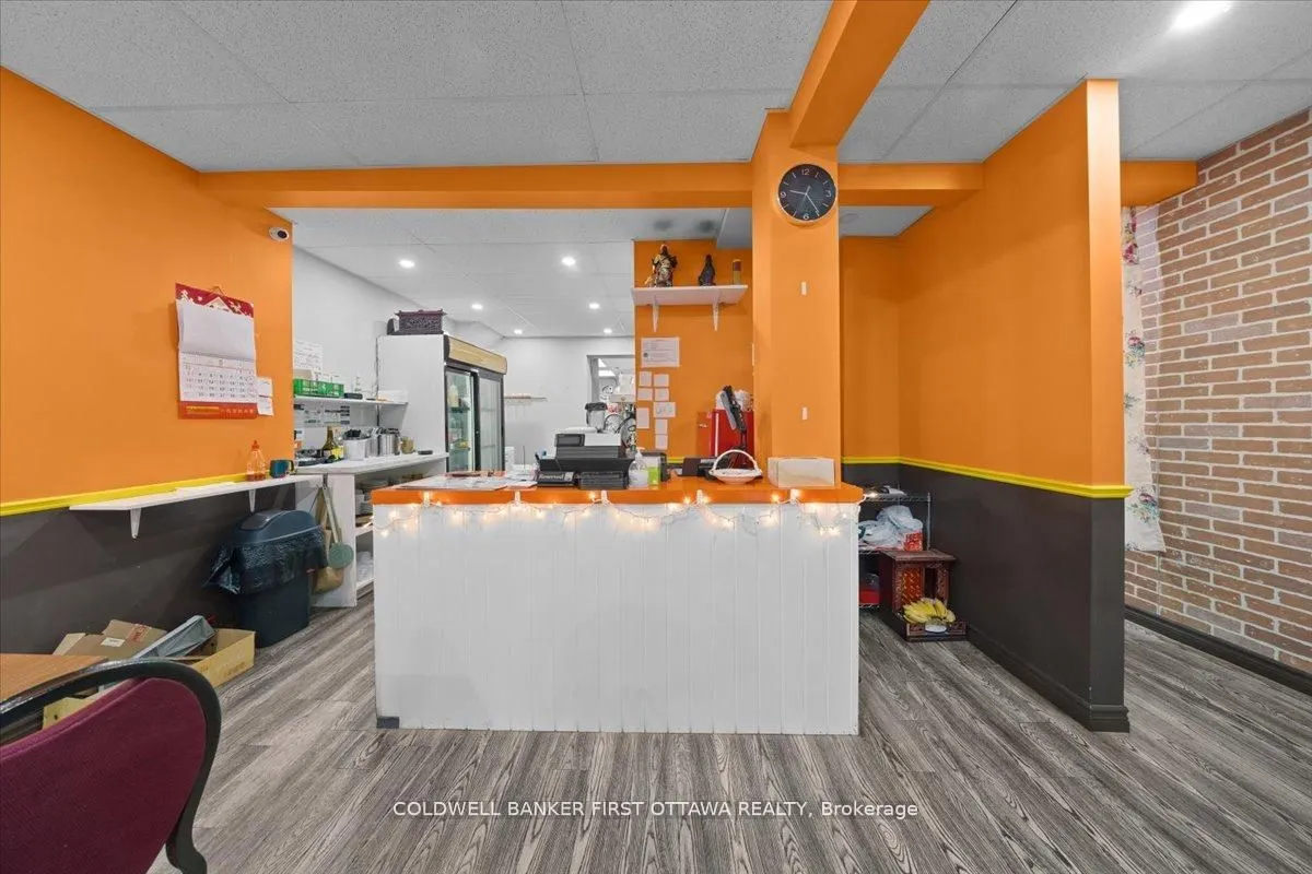 827 SOMERSET Street W