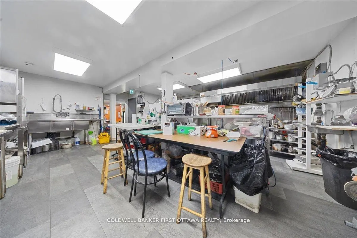827 SOMERSET Street W