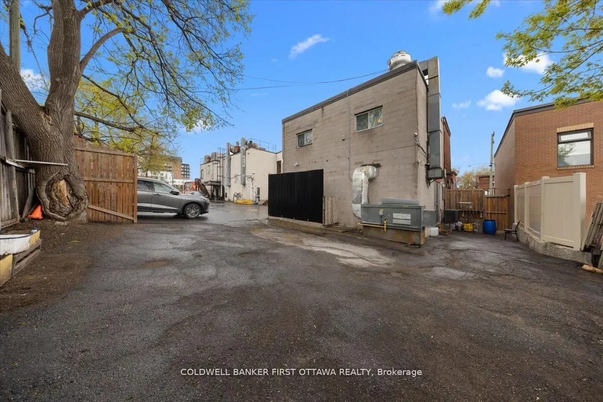 827 SOMERSET Street W