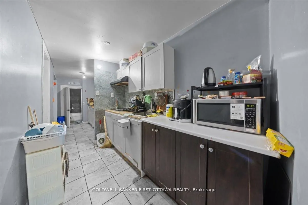 827 SOMERSET Street W