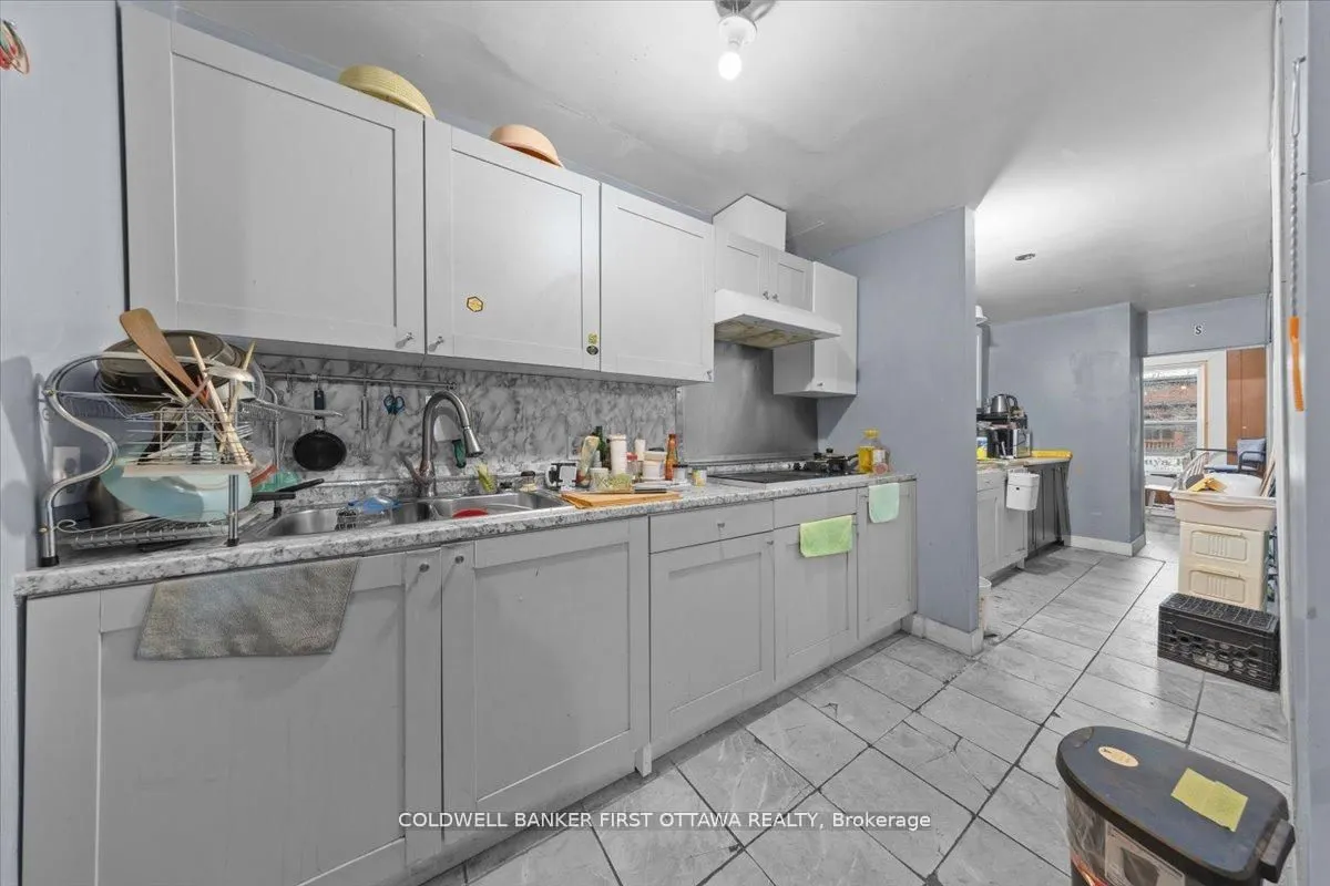 827 SOMERSET Street W