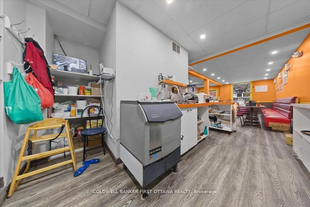 827 SOMERSET Street W