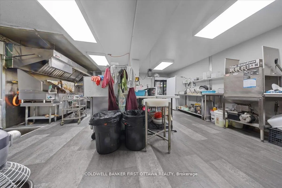 827 SOMERSET Street W