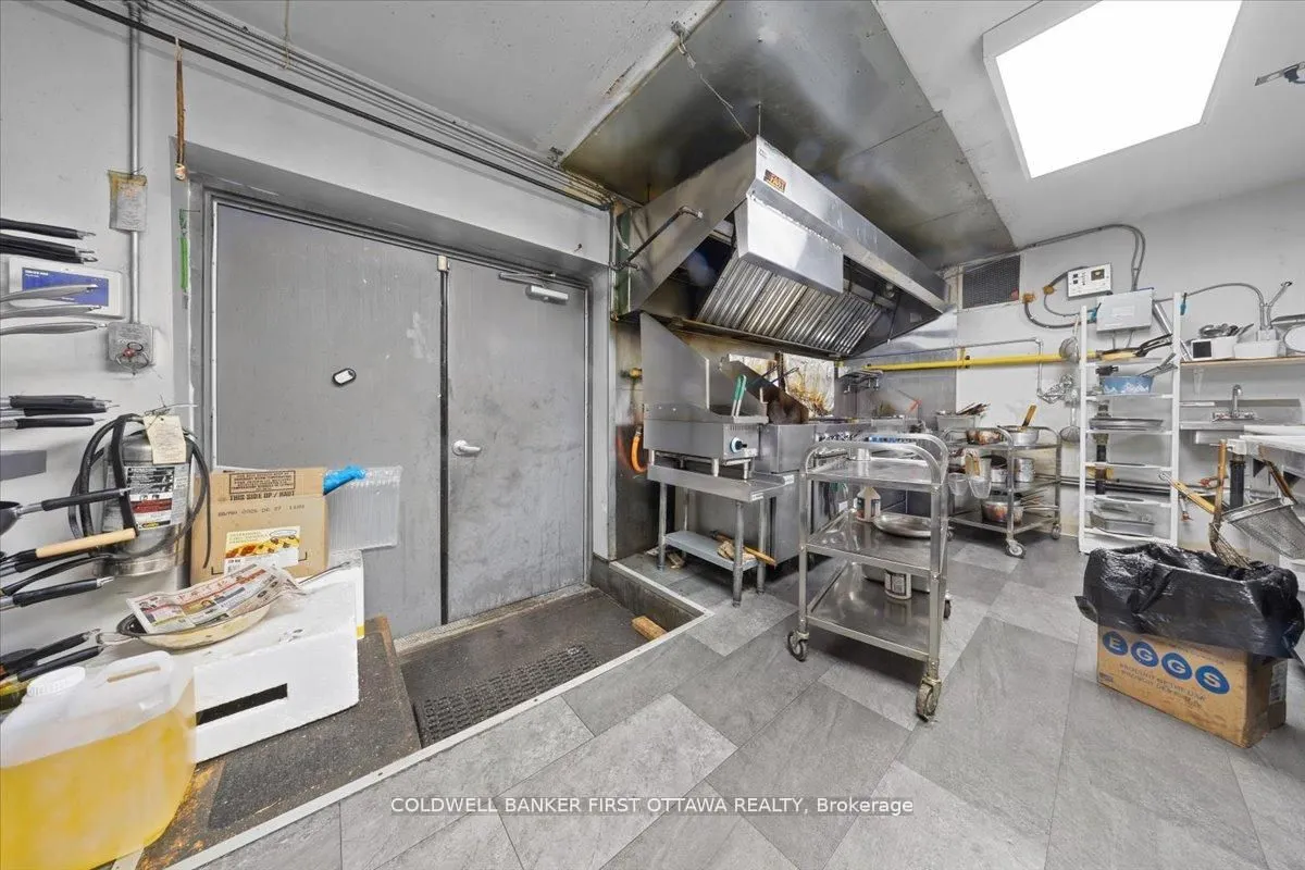827 SOMERSET Street W
