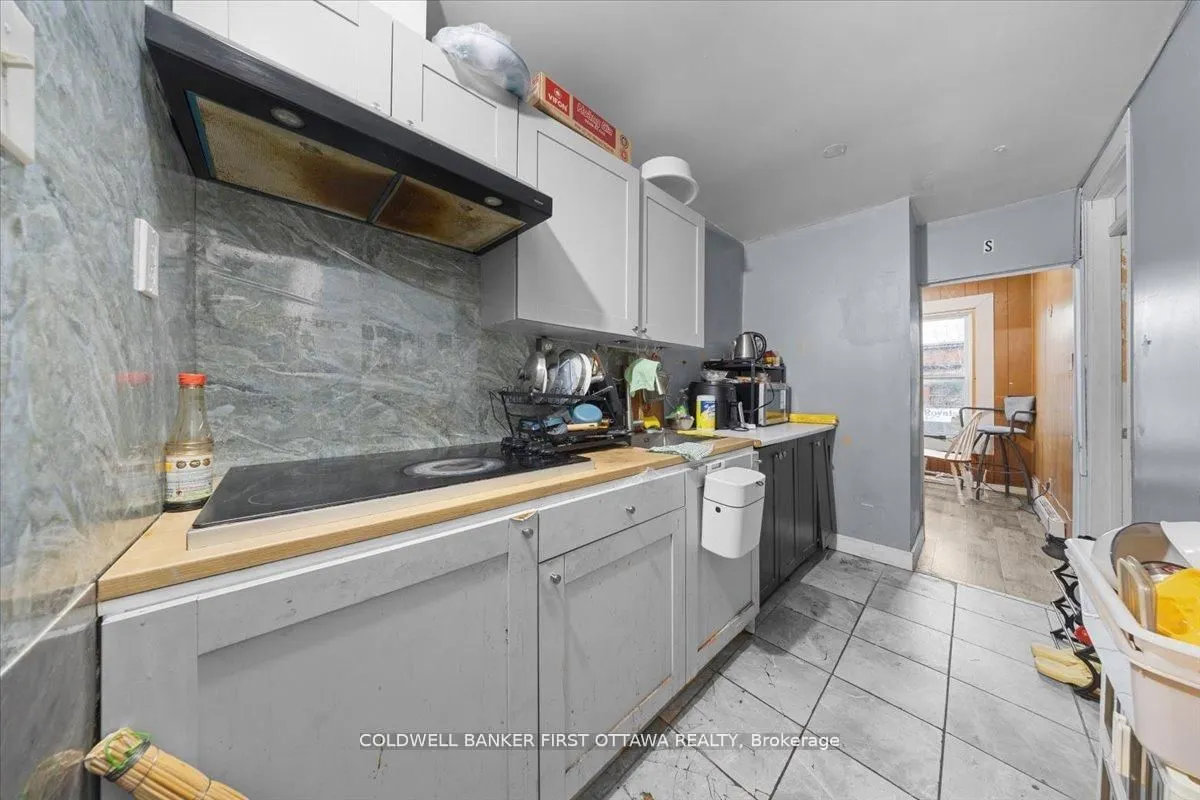 827 SOMERSET Street W