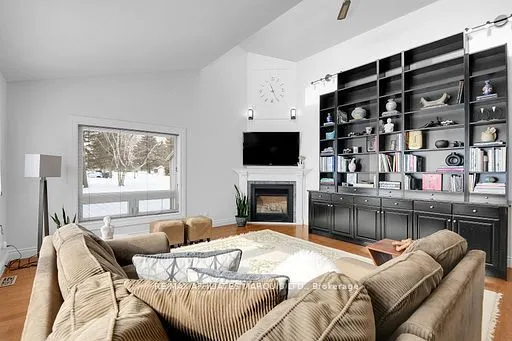 11728 Lakeshore Drive
