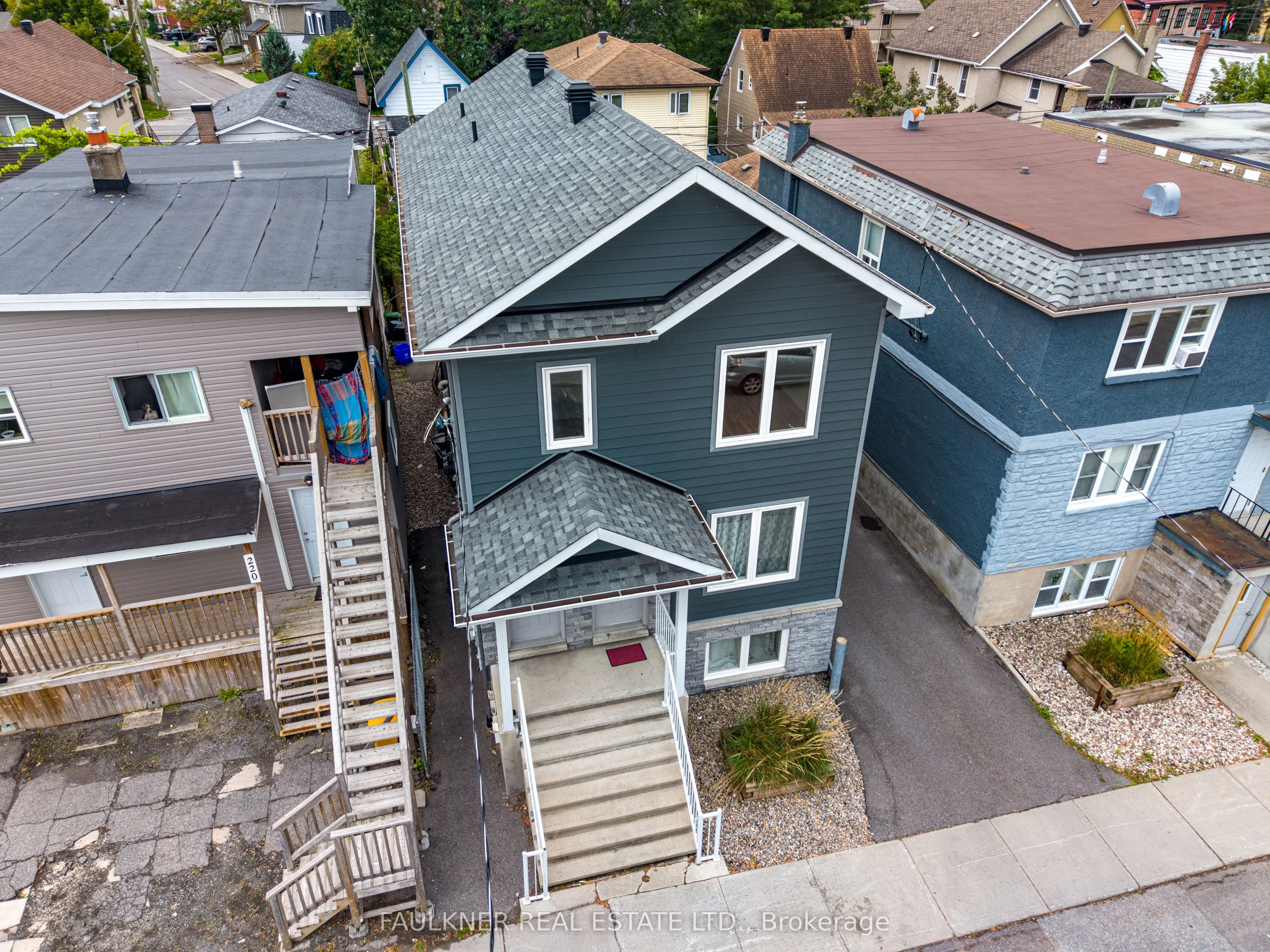 216 Carillon Street