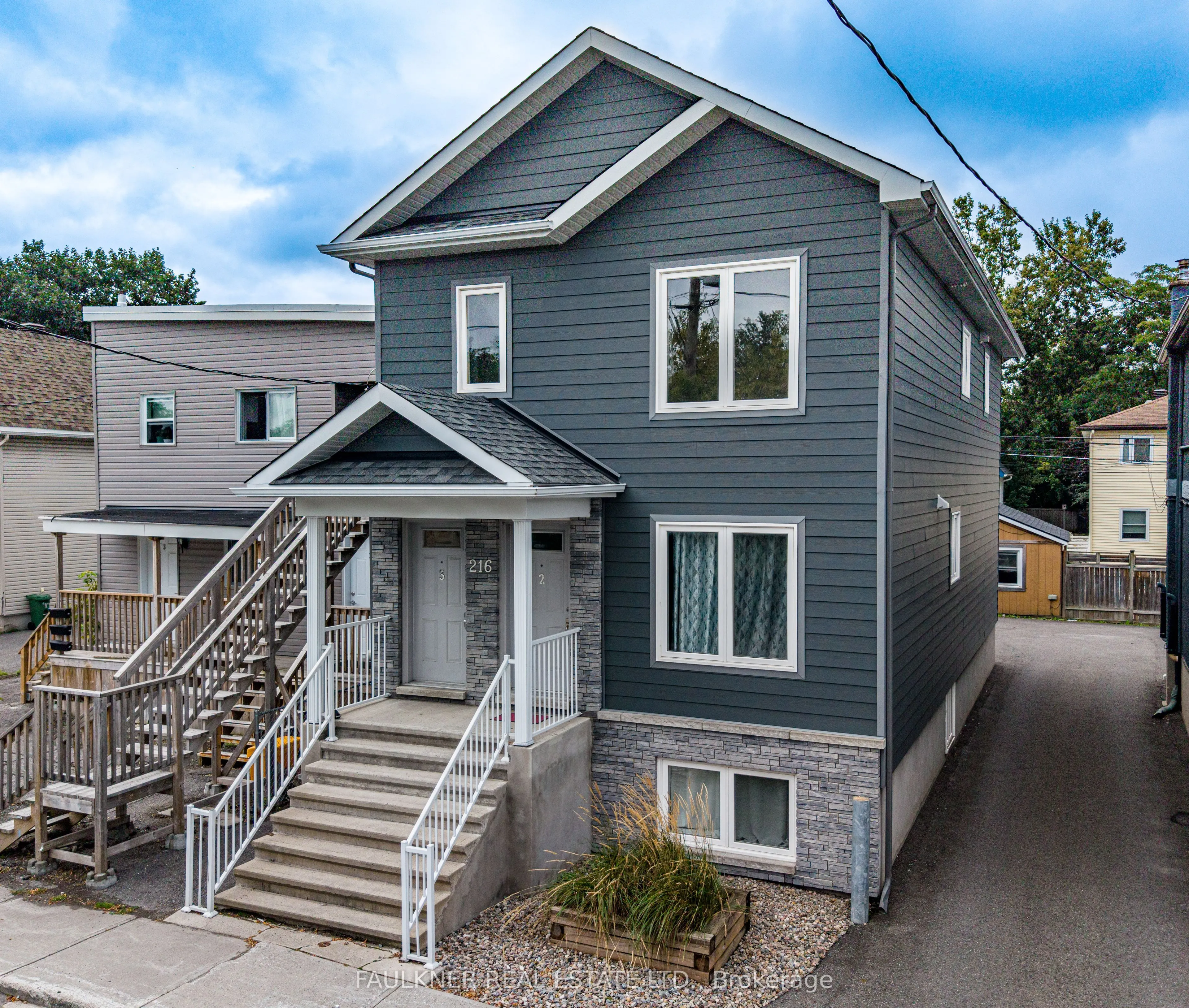 216 Carillon Street