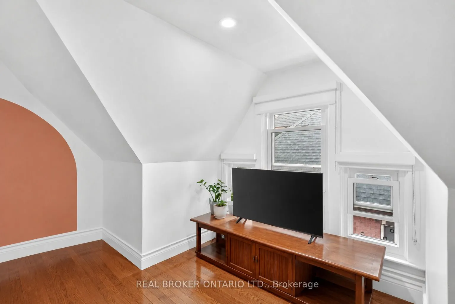 137 Sherman Avenue S