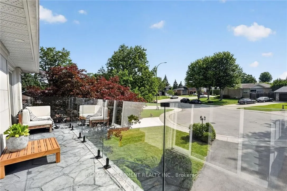 9 Leslie Drive