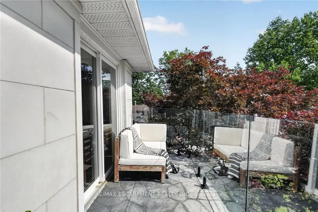 9 Leslie Drive