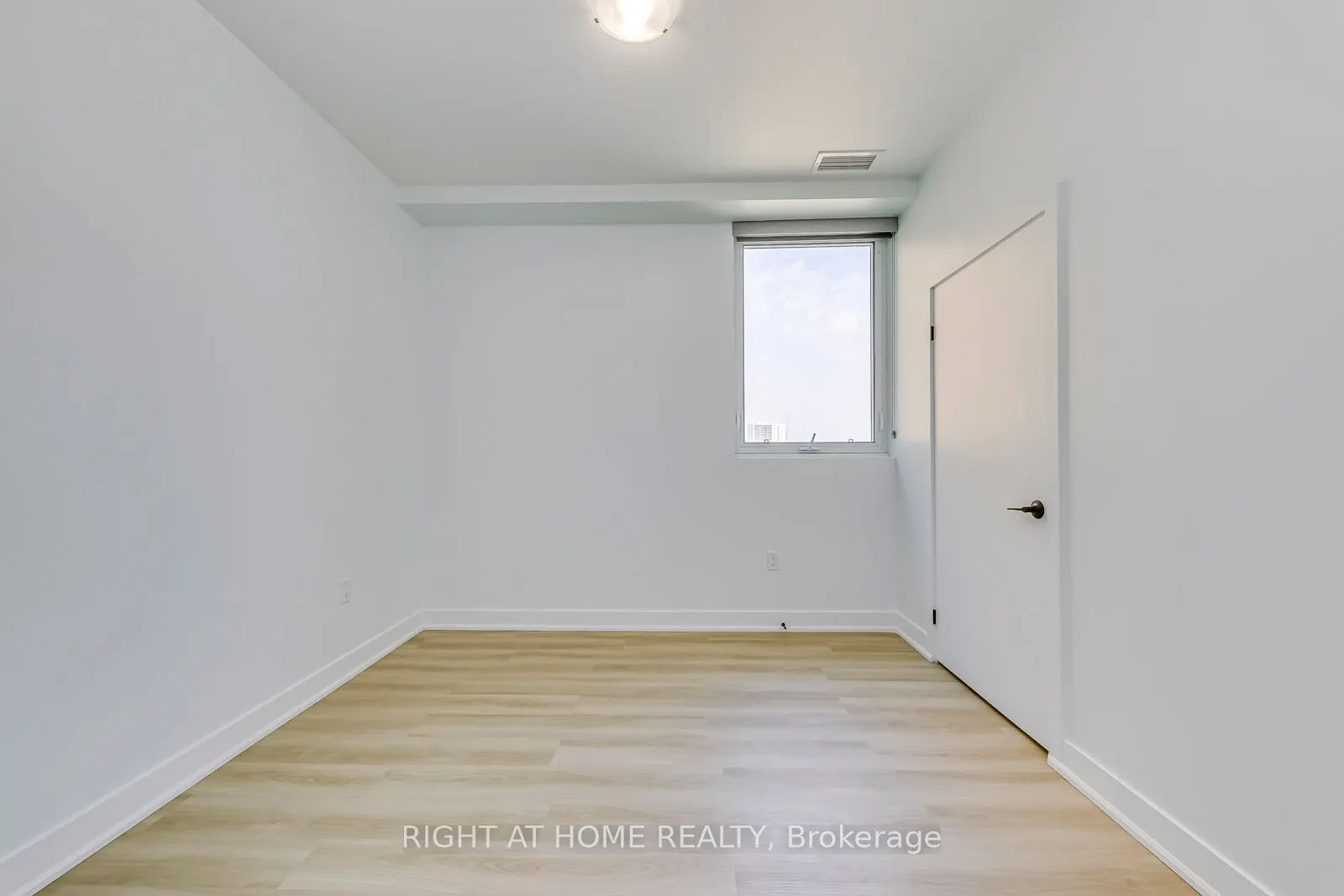100 GARMENT Street #1102
