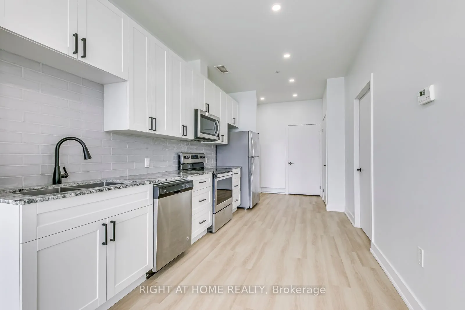 100 GARMENT Street #1102