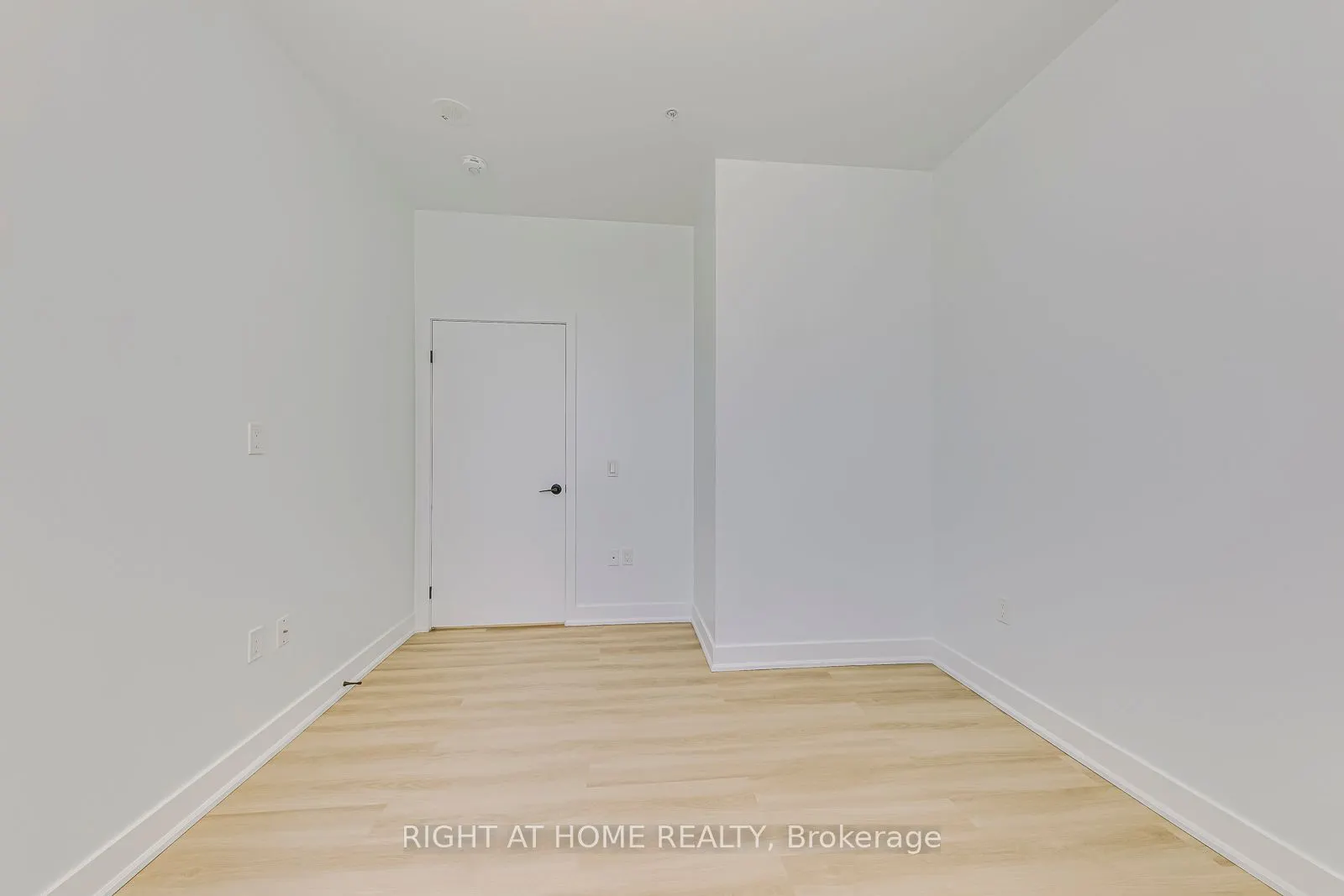 100 GARMENT Street #1102