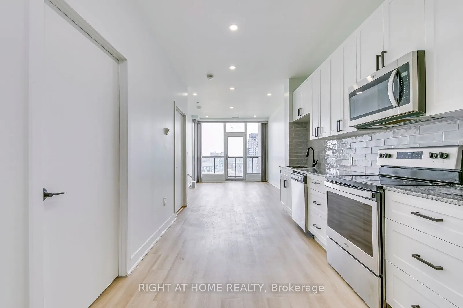 100 GARMENT Street #1102