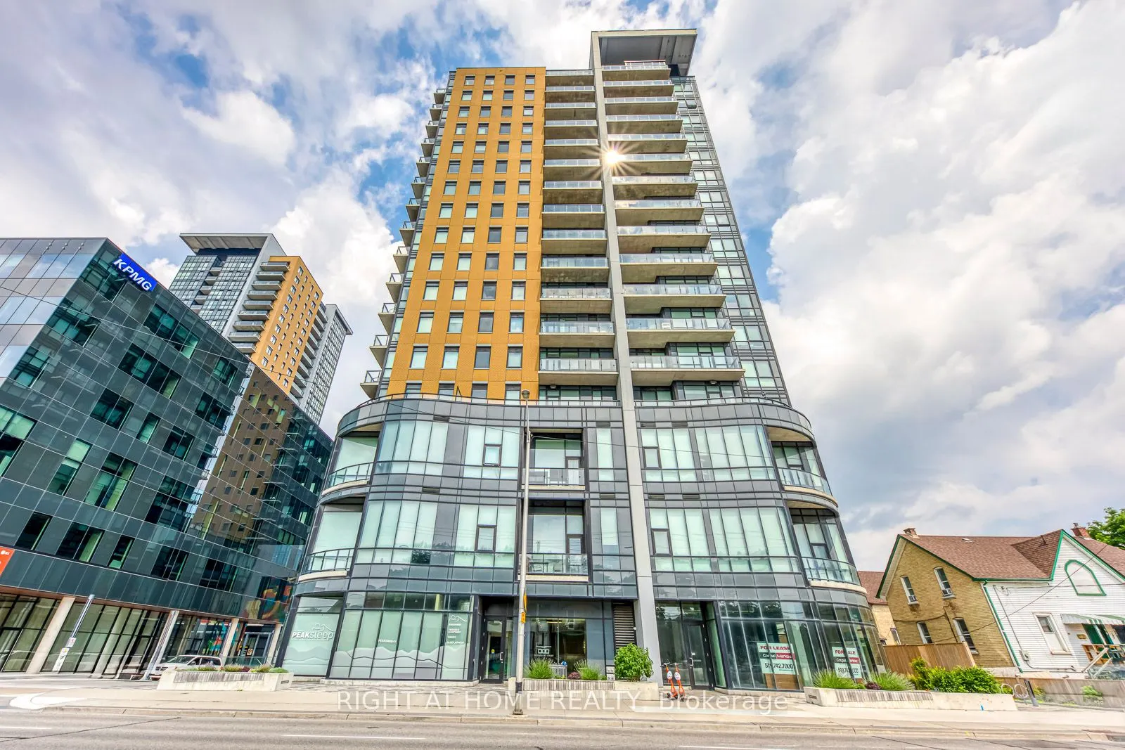 100 GARMENT Street #1102