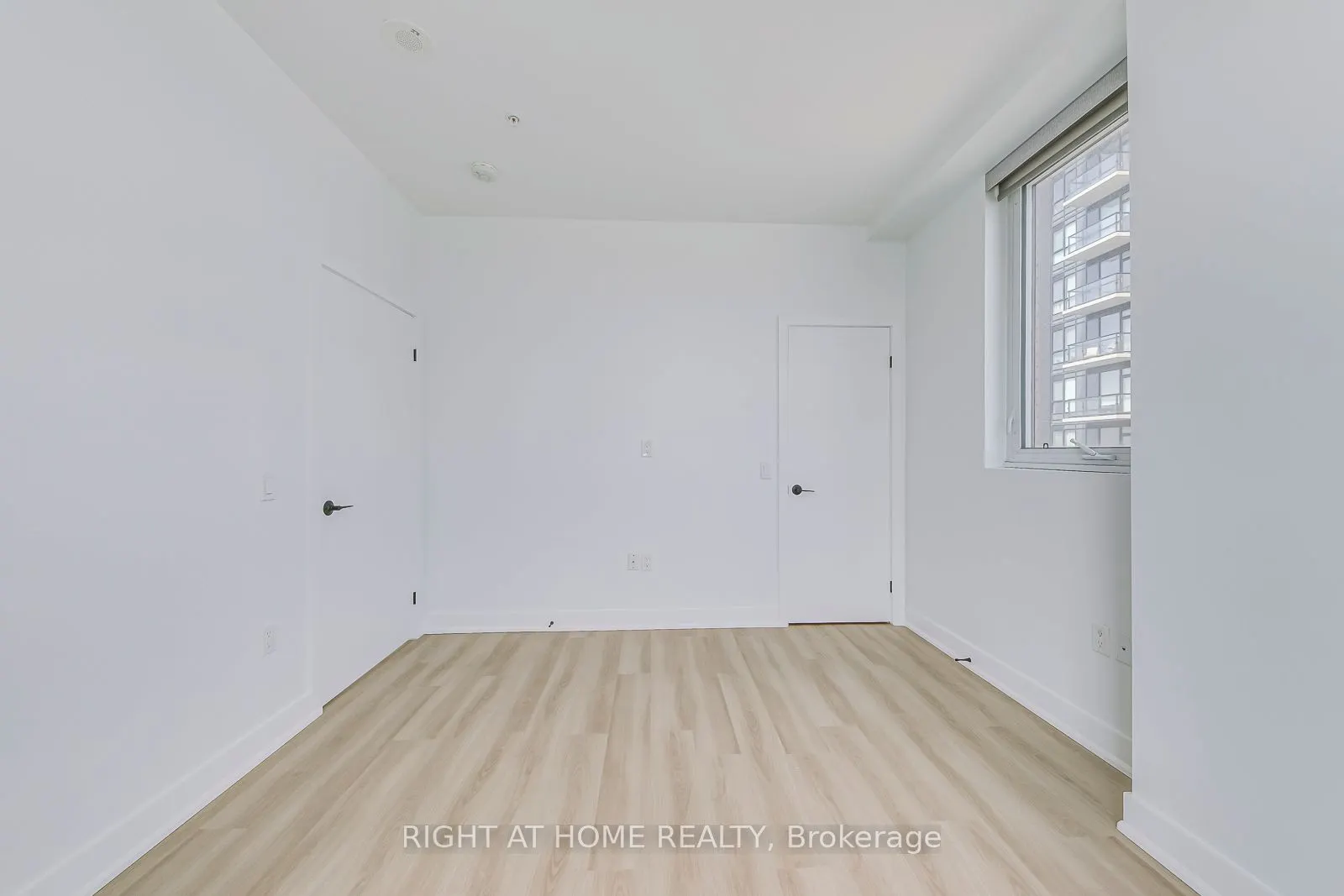 100 GARMENT Street #1102