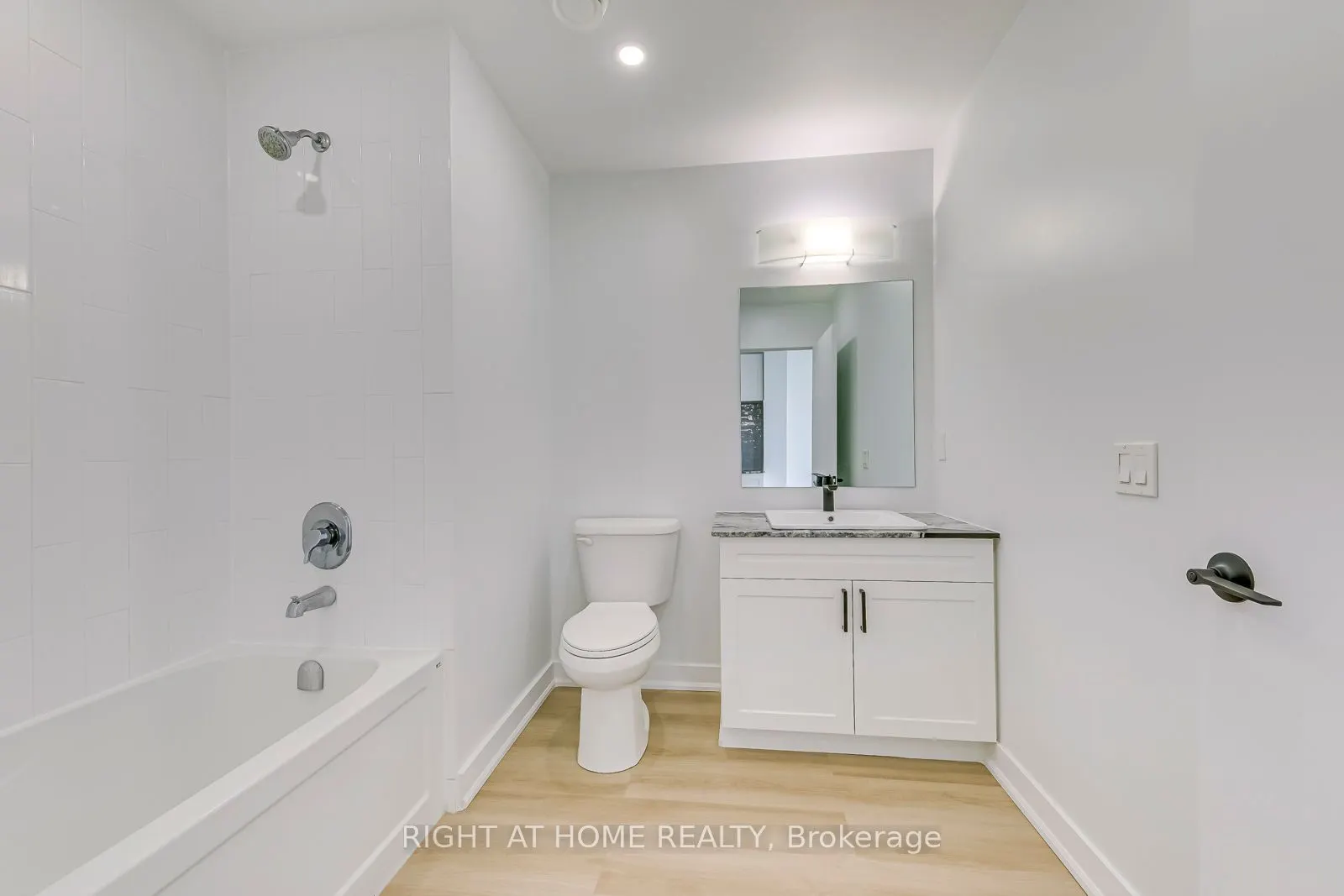 100 GARMENT Street #1102